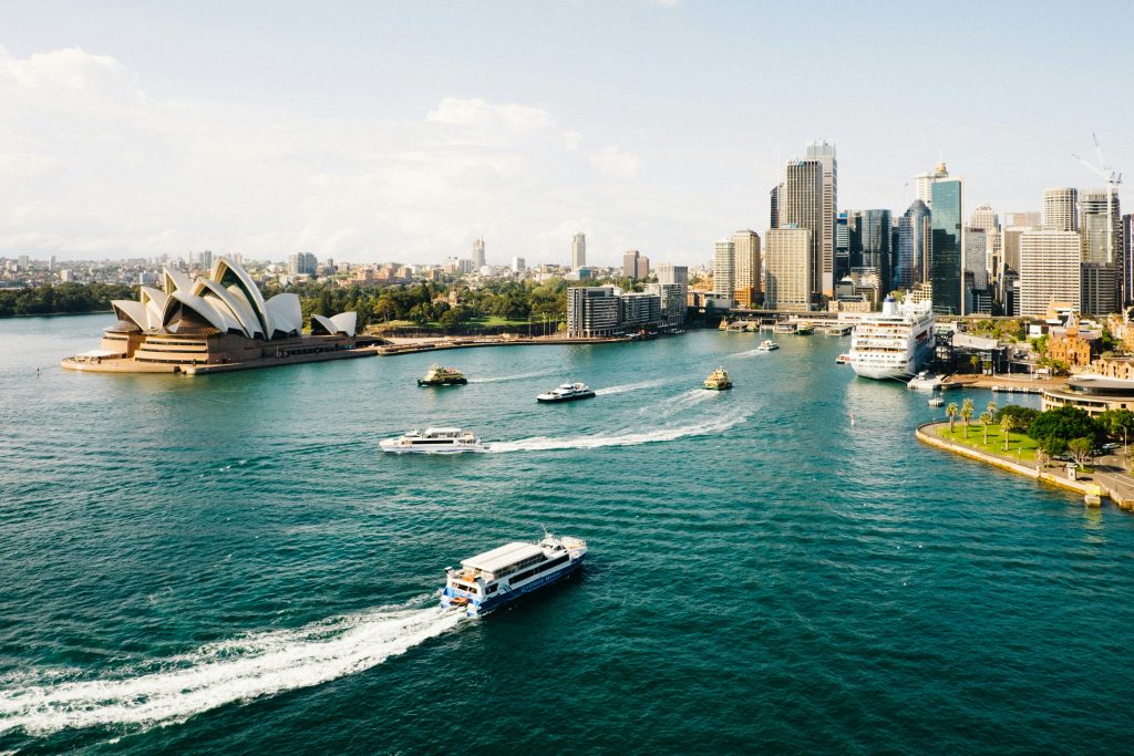Avustralya Kısa Süreli Vize, kısa süreli Avustralya seyahatleriniz için gereken izni ve vizeyi almanın yolları. Ozlinx Migration Profesyonel Avustralya Göç Danışmanlık sayesinde Avustralya vize sürecini tamamlayın.