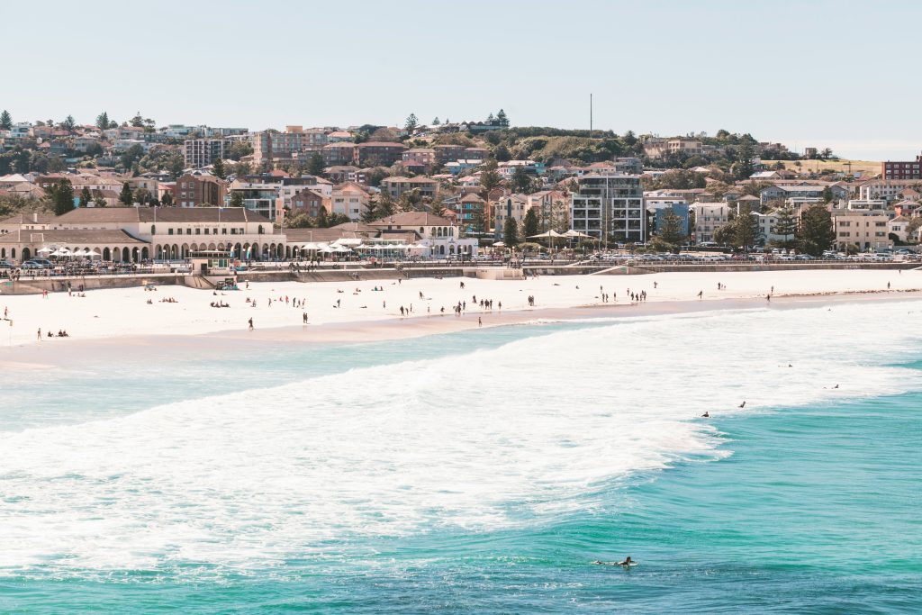 Avustralya Turist Vizesi olanaklarını temsil eden Bondi Plajı'nın doğal görünümü. Sidney Bondi Plajı, Avustralya Turist Vizesi sahiplerine sıcak kumlar ve berrak sularda serinleme fırsatı sunuyor. Avustralya Turist Vizesi ile gezilecek yerler.