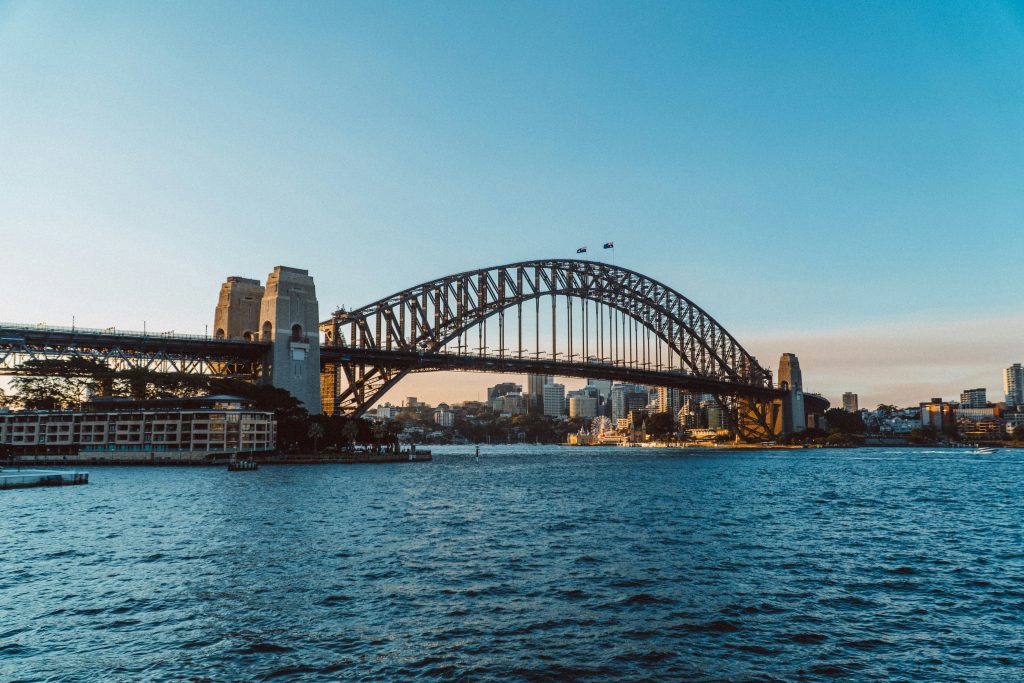 Sidney Limanı Köprüsü, Avustralya Turist Vizesi sahiplerine unutulmaz bir seyahat deneyimi sunuyor. Avustralya Turist Vizesi ile gezilecek yerler.