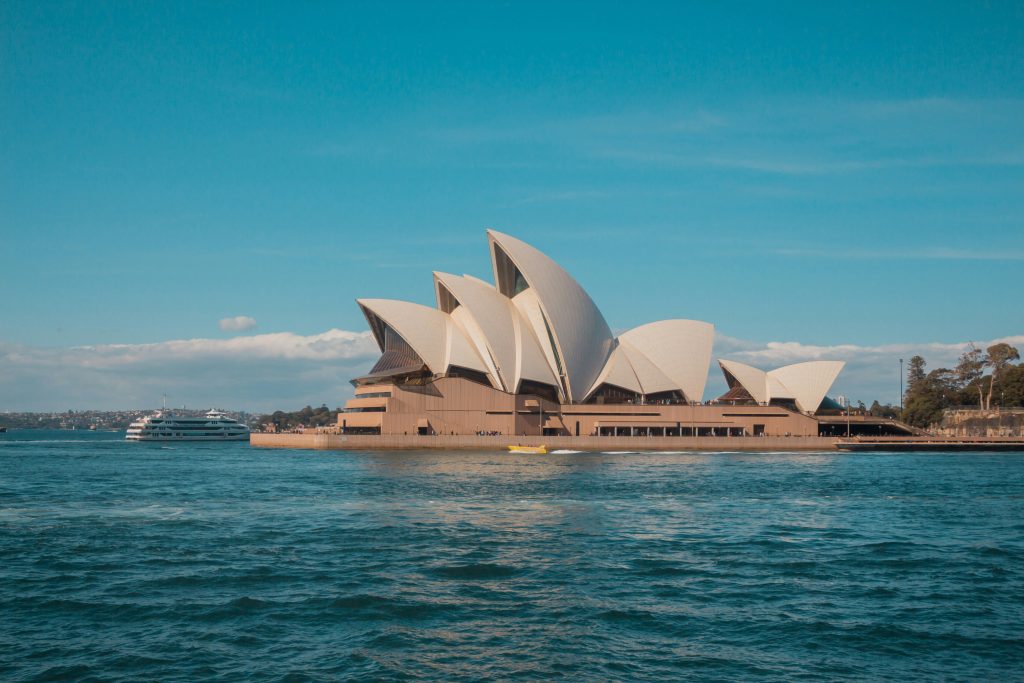 Sidney Opera Binası'nın görkemli silueti, Avustralya Turist Vizesi sahiplerine eşsiz bir deneyim sunuyor. Avustralya maceranız için vize seçeneklerini keşfederken kendinizi Sidney'in ikonik Opera Binası'nın kültürel cazibesine bırakın. Avustralya Turist Vizesi ile gezilecek yerler.